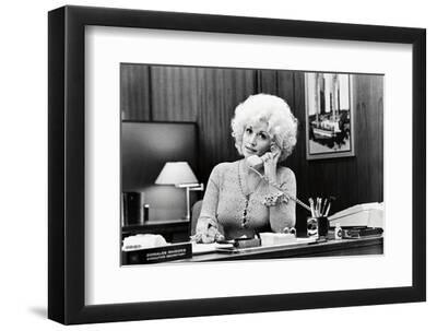 DOLLY PARTON. "NINE TO FIVE" [1980], directed by COLIN HIGGINS. - Black Framed Art Print Wall Art, 12x8